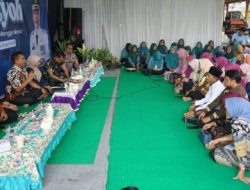 Warga Malo Antusias Ikuti Bupati Medhayoh Meski Diguyur Hujan, Ngobrol tentang Beasiswa dan Bansos