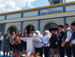 Gubernur Jatim Khofifah Indar Parawansa Salurkan BLT DBHCTH dan Resmikan Masjid di Bojonegoro