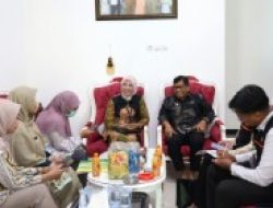 Terima Tim Pendataan BPS di Rumahnya, Sekda Bojonegoro Imbau Warga Sukseskan Sensus Ekonomi 2026 