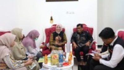 Terima Tim Pendataan BPS di Rumahnya, Sekda Bojonegoro Imbau Warga Sukseskan Sensus Ekonomi 2026 