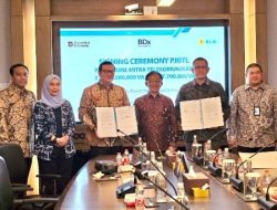 Momentum Hari Lahir Pancasila, PLN Siap Suplai Listrik Andal untuk Ekspansi BDx guna Dukung Industri Data Center  Jakarta, 2 Juni 2026 – PT PLN (Persero) menjalin kerja sama strategis dengan PT Starone Mitra Telekomunikasi (BDx Data Centers) dalam pengembangan infrastruktur kelistrikan berkapasitas total 1,2 gigawatt (GW) untuk kawasan pusat data (data center) berbasis Artificial Intelligence (AI) dan layanan digital di Indonesia. Kolaborasi ini merupakan bentuk komitmen PLN dalam mendukung pertumbuhan industri data center nasional melalui penyediaan pasokan listrik yang andal dan berkelanjutan.  Dukungan tersebut mencakup penyediaan pasokan listrik sebesar 788 MVA untuk site CGK4 di Jatiluhur, Jawa Barat pada tahap awal, kemudian dilanjutkan dengan penguatan kapasitas kelistrikan sebesar 60 MVA untuk site CGK3A di Jakarta Selatan dan pengembangan jaringan tegangan tinggi sebesar 385 MVA untuk site CGK5 di Suryacipta, Jawa Barat.  CEO BDx Indonesia, Agus Hartono Wijaya, menyampaikan apresiasi kepada PLN atas pelayanan yang optimal dalam mendukung operasional infrastruktur pusat data yang identik dengan komputasi berperforma tinggi.  “Kami menyampaikan apresiasi setinggi-tingginya kepada PLN yang selama ini telah menjadi mitra strategis dalam mendukung keandalan operasional fasilitas data center milik BDx Indonesia,” ujarnya saat penandatanganan Perjanjian Jual Beli Tenaga Listrik (PJBTL) di Kantor PLN Pusat, Selasa (19/5).  Menurutnya, keandalan sistem kelistrikan dan kesiapan infrastruktur PLN memberikan kepastian bagi BDx dalam menjalankan pengembangan kapasitas pusat data secara berkelanjutan di Indonesia.  “Melalui kolaborasi ini, kami dapat membangun infrastruktur yang tangguh dan siap mendukung kebutuhan AI, sekaligus memenuhi permintaan jangka panjang dari perusahaan hyperscaler dan beban kerja digital yang berdaulat,” tambah Agus.  Direktur Retail dan Niaga PLN, Adi Priyanto menegaskan kesiapan PLN dalam mendukung pertumbuhan industri data center di Indonesia melalui ketersediaan pasokan listrik yang andal. Menurutnya, kebutuhan energi sektor data center, khususnya yang berbasis AI, akan terus meningkat seiring pesatnya transformasi digital nasional.  “Pertumbuhan industri data center di Indonesia, khususnya yang berbasis AI, membutuhkan dukungan listrik yang tidak hanya besar secara kapasitas, tetapi juga andal dan stabil. Kami memahami bahwa kepastian energi adalah jantung dari infrastruktur digital ini. Karena itu, PLN siap memastikan BDx Indonesia dapat berekspansi secara optimal,” ujar Adi.  Penyaluran daya untuk site CGK4 direncanakan dilakukan secara bertahap dalam tiga fase, yakni Tahap I sebesar 2 x 150 MVA, Tahap II meningkat menjadi 2 x 265 MVA, hingga mencapai kapasitas akhir Tahap III sebesar 2 x 380 MVA.  Untuk mendukung keandalan pasokan, PLN juga membangun Gardu Induk (GI) 150 kilovolt (kV) Jatiluhur Baru. Yang akan memasok listrik ke kawasan data center BDx.  “PLN juga telah menyiapkan dua line bay khusus pada Gardu Induk tersebut untuk melayani kebutuhan kelistrikan Site CGK4 secara optimal,” tambah Adi.  Lebih lanjut, Adi menjelaskan bahwa sinergi antara PLN dan BDx Indonesia merupakan kemitraan jangka panjang yang signifikan bagi pertumbuhan ekonomi nasional.   Tidak hanya Site CGK4, dalam kesepakatan ini PLN juga telah dipercaya mengamankan pasokan daya untuk fasilitas utama BDx Indonesia lainnya, yakni Site CGK3A di Cilandak, Jakarta Selatan, serta Site CGK5 di kawasan industri Suryacipta.  “Sinergi ini bukan sekadar jual beli listrik, melainkan kolaborasi strategis untuk mendorong pertumbuhan ekonomi nasional melalui investasi di sektor teknologi tinggi. PLN terus bertransformasi menjadi mitra andal bagi seluruh investor digital di tanah air,” tandas Adi. (@DEX)