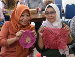 Sasar Pasar Internasional, PLN UIP JBTB Berdayakan Kelompok Wanita Boyolali Lewat Pelatihan Merajut